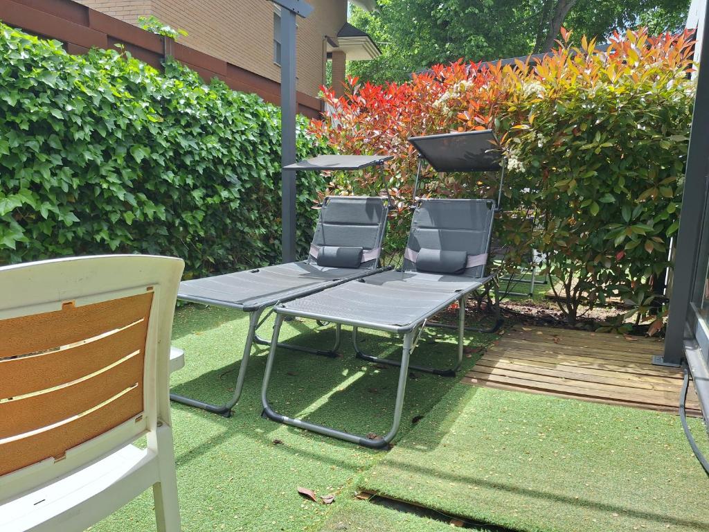 A garden outside Acero y Piedra Apartamentos con jardín privado