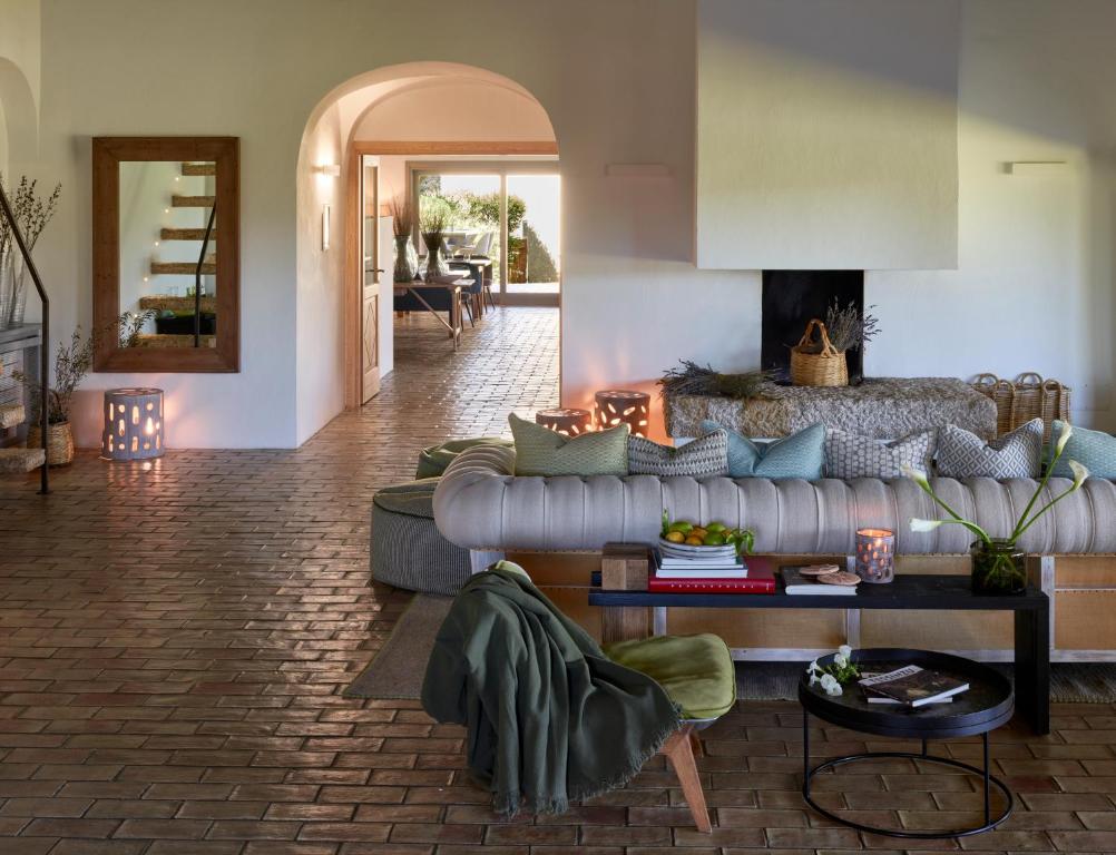 salon z kanapą i stołem w obiekcie Cascioni Eco Retreat w mieście Arzachena