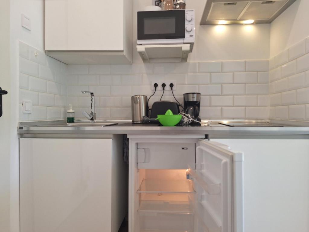 A kitchen or kitchenette at Acero y Piedra Apartamentos con jardín privado