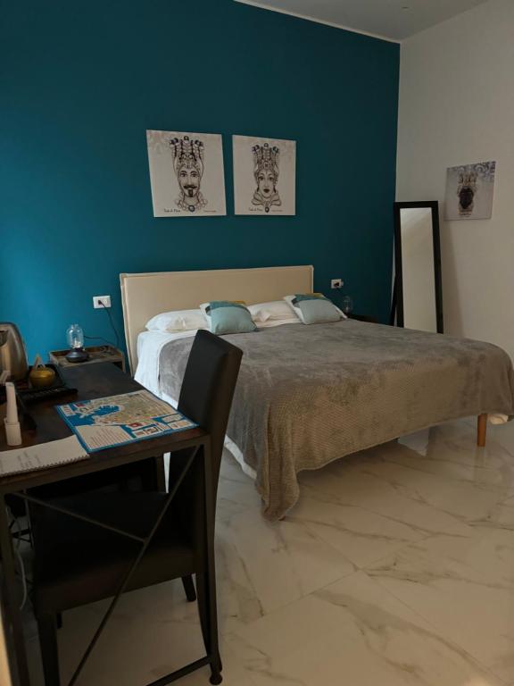A bed or beds in a room at GUENDALINA SWEET HOME - LA CASETTA Di GUENDALINA