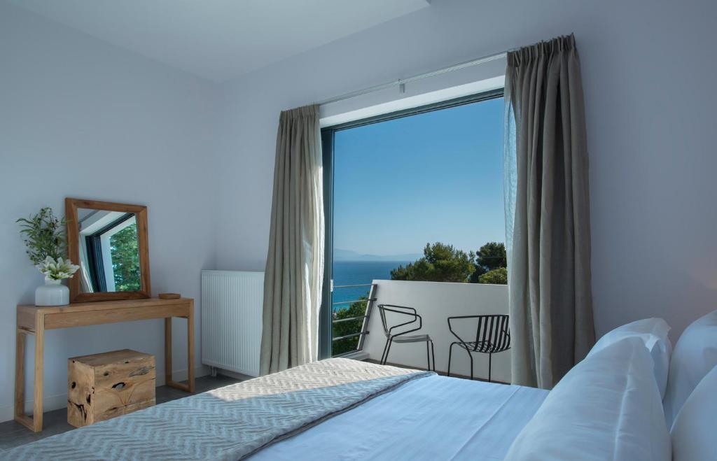 クシロカストロにあるMelissi Villasのベッドルーム1室(ベッド1台、大きな窓付)