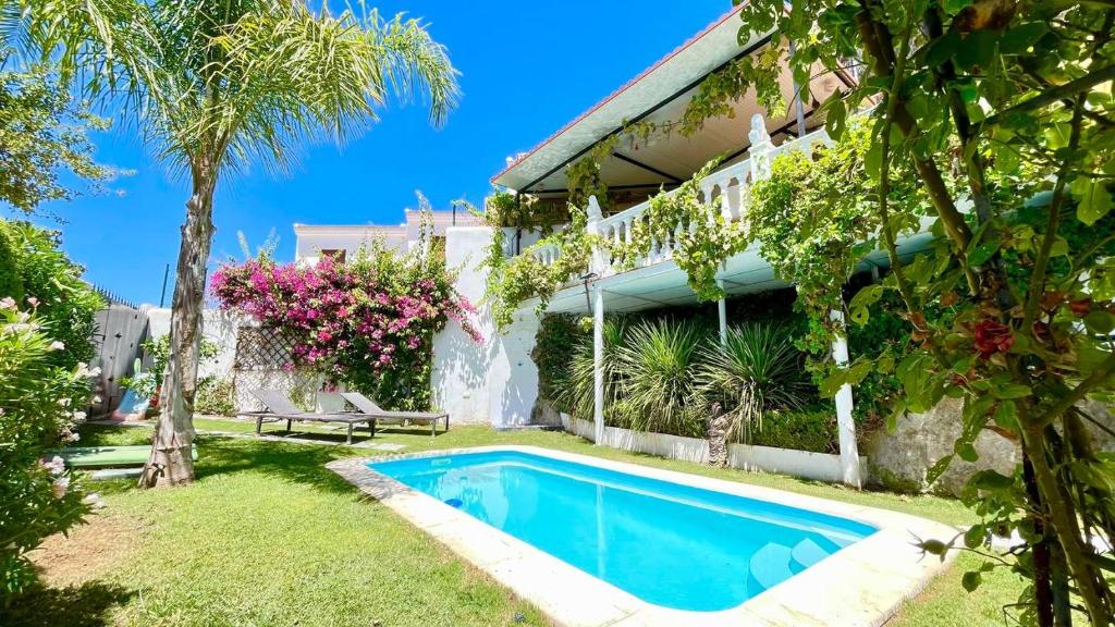 a house with a swimming pool in the yard at Villa Atajate Secret by SuperHosts in Atajate