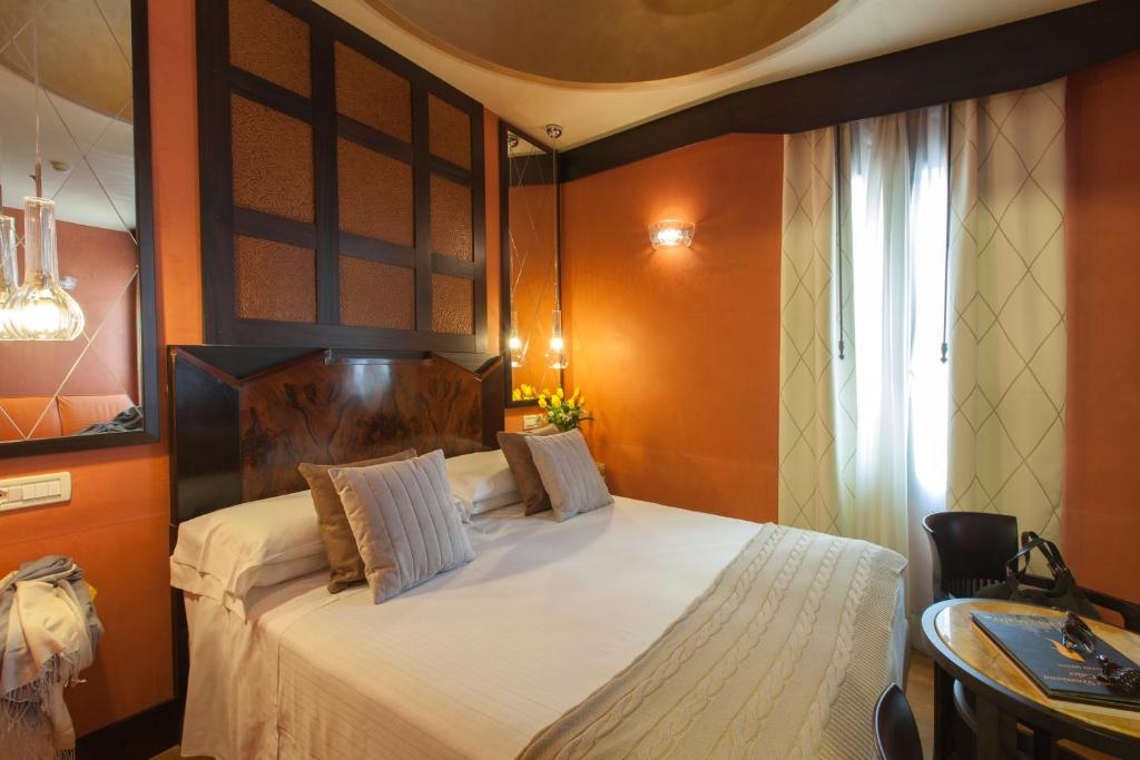 Postel nebo postele na pokoji v ubytování Hotel Saturnia & International