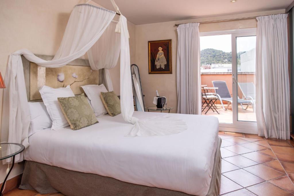 Cama o camas de una habitación en RVHotels Vila de Tossa