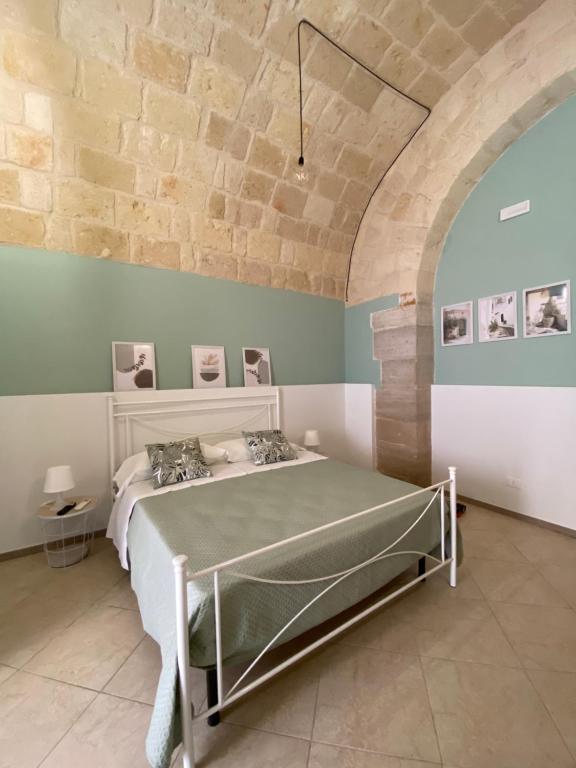 A bed or beds in a room at GUENDALINA SWEET HOME - LA CASETTA Di GUENDALINA