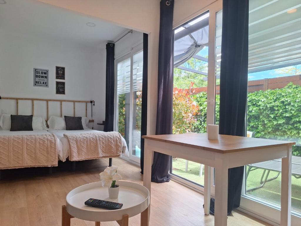 A bed or beds in a room at Acero y Piedra Apartamentos con jardín privado