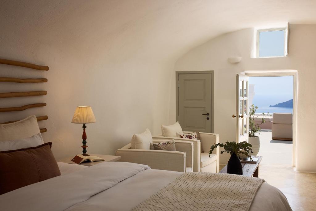 Postel nebo postele na pokoji v ubytování Iconic Santorini, a Boutique Cave Hotel by Sandglass