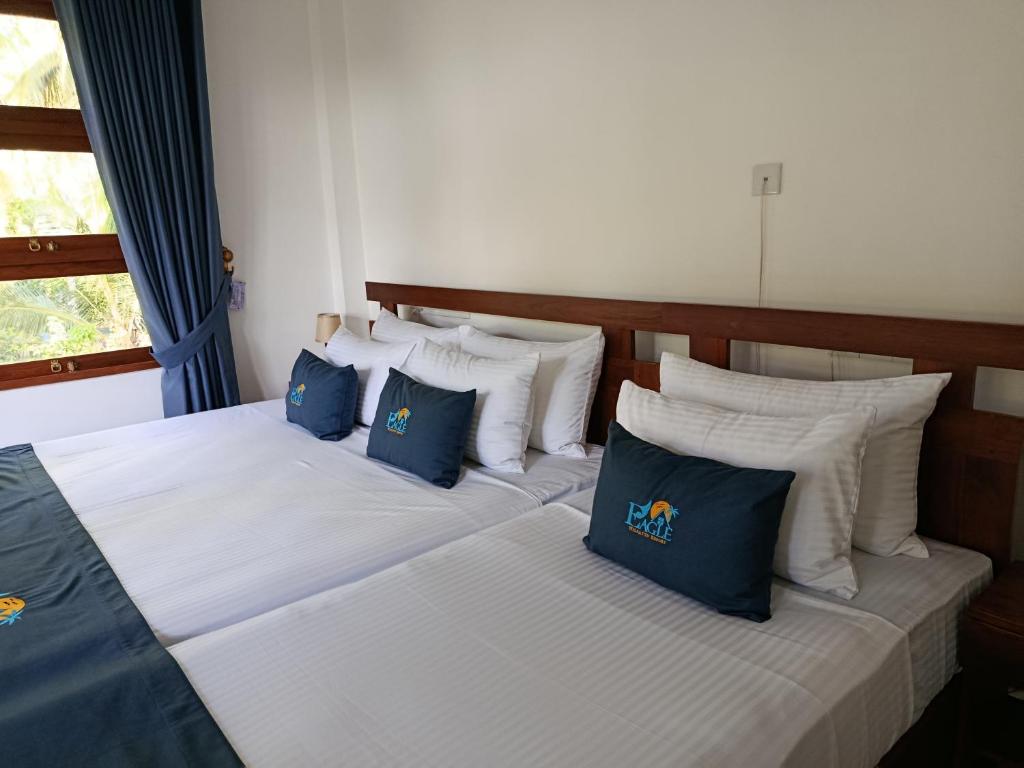 Postel nebo postele na pokoji v ubytování Eagle Wilpattu Resort