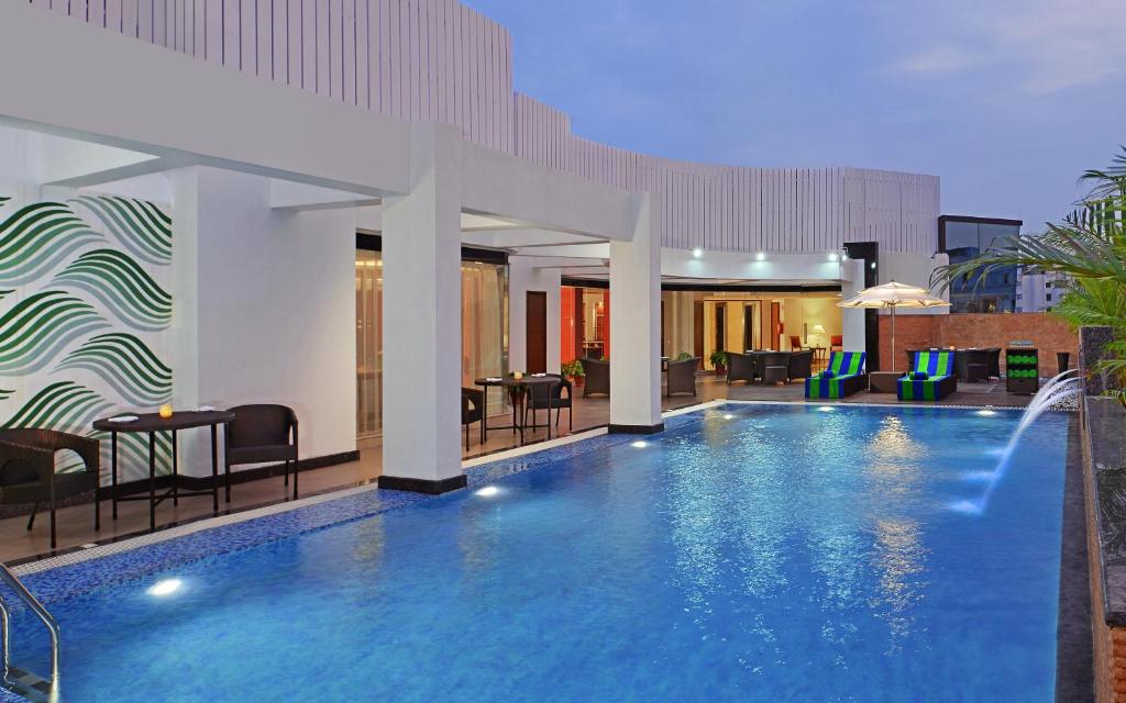 a large swimming pool in a hotel room at Fortune Park BBD, Lucknow - Member ITC Hotels' Group in Lucknow