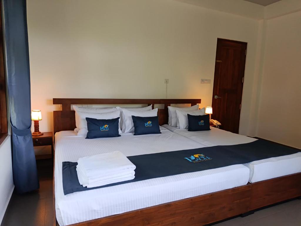 Postel nebo postele na pokoji v ubytování Eagle Wilpattu Resort