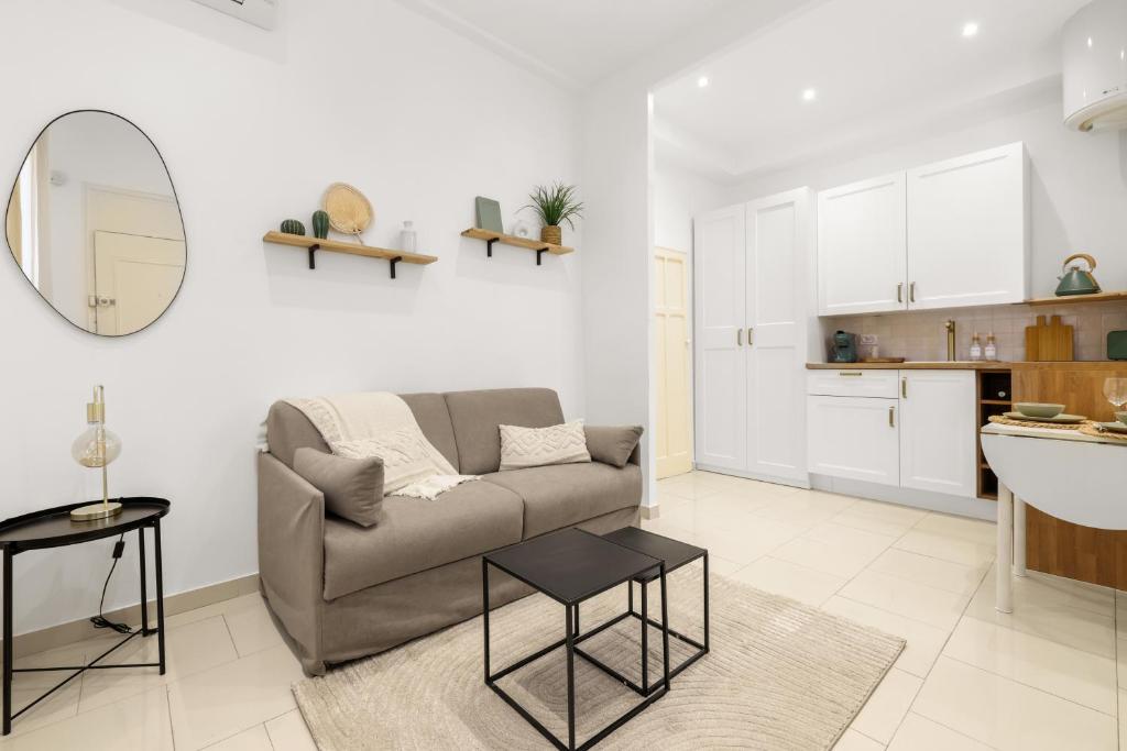 un salon avec un canapé et une table dans l'établissement Le Nid Azur à 200 Mètres de la Plage, à Vallauris