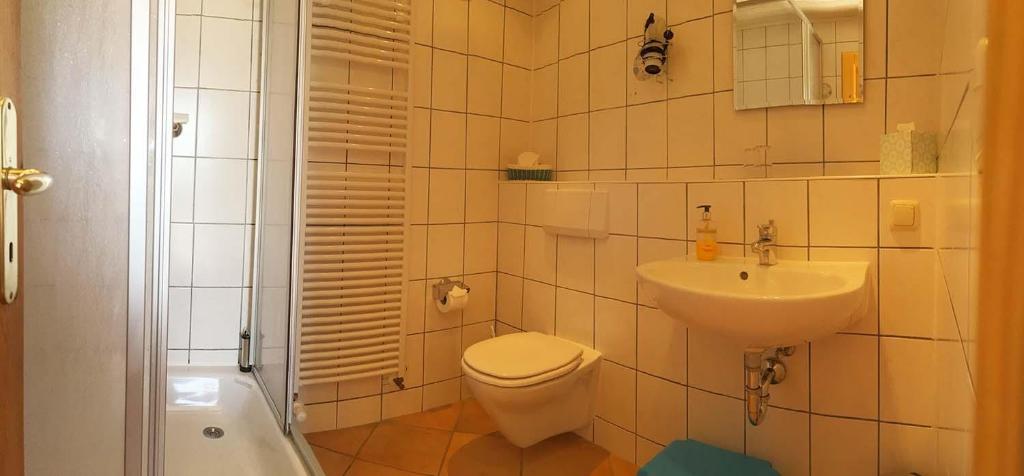 Ένα μπάνιο στο Appartements am Jagdschloss Whg 2