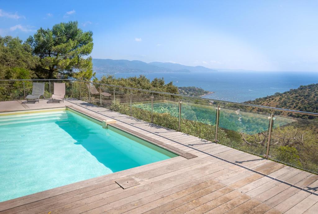 une piscine avec vue sur l'océan dans l'établissement Villa Mariposa Gaou Bénat, à Bormes-les-Mimosas