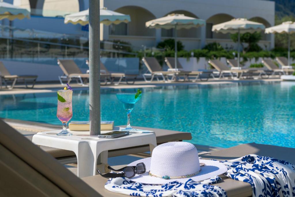 Bazén v ubytování Hotel Niriides Beach nebo v jeho okolí