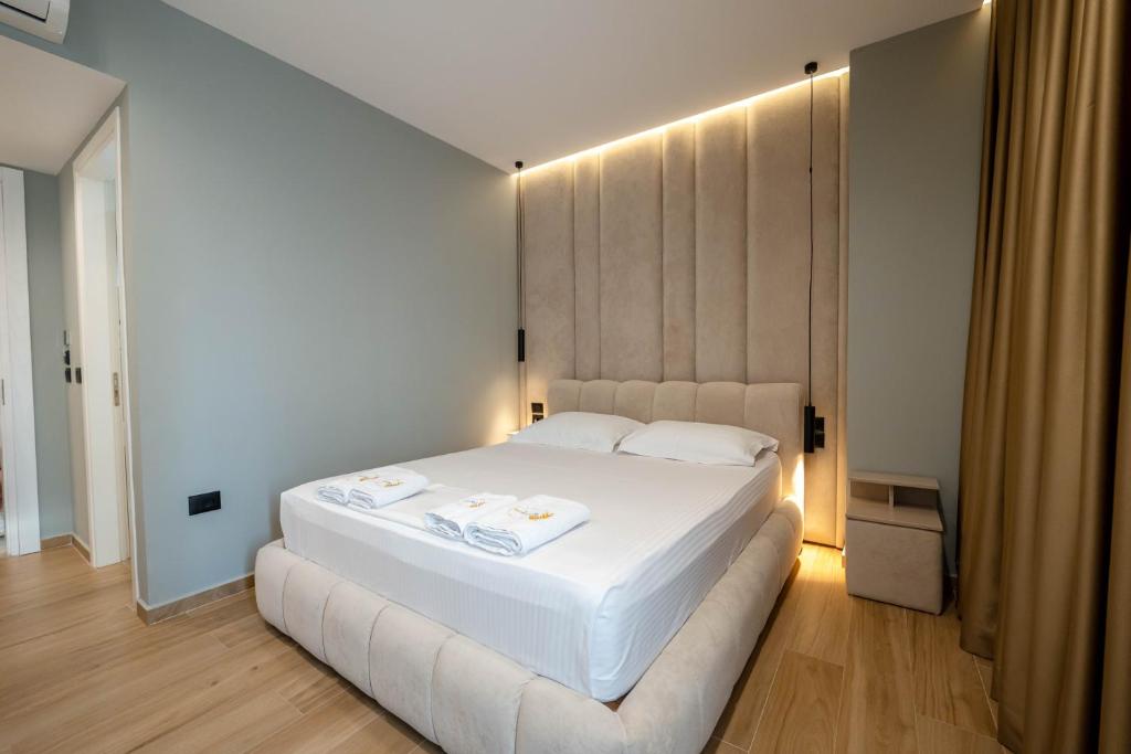 Uma cama ou camas num quarto em Absolute Hotel Ksamil