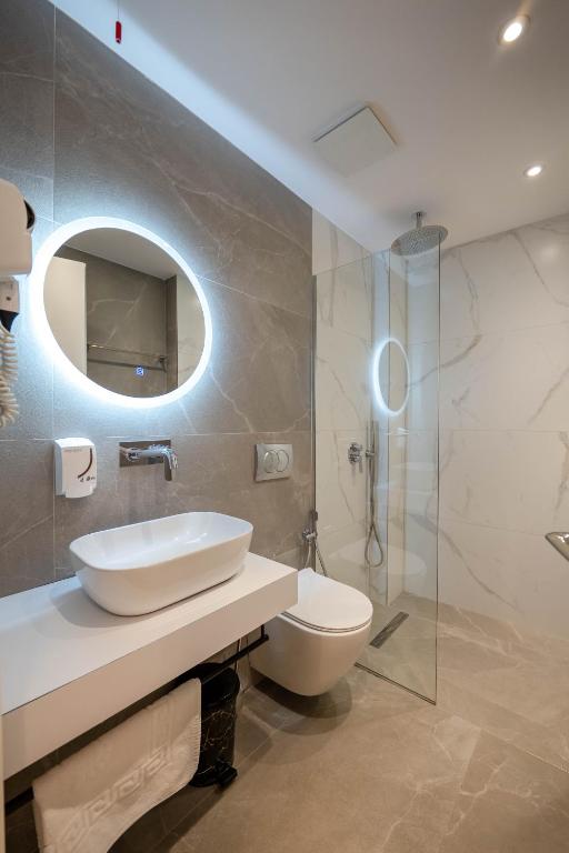 Uma casa de banho em Absolute Hotel Ksamil