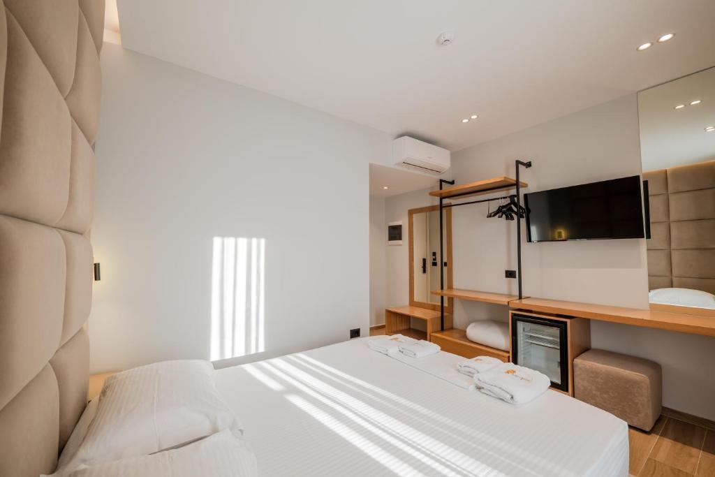 Uma cama ou camas num quarto em Absolute Hotel Ksamil