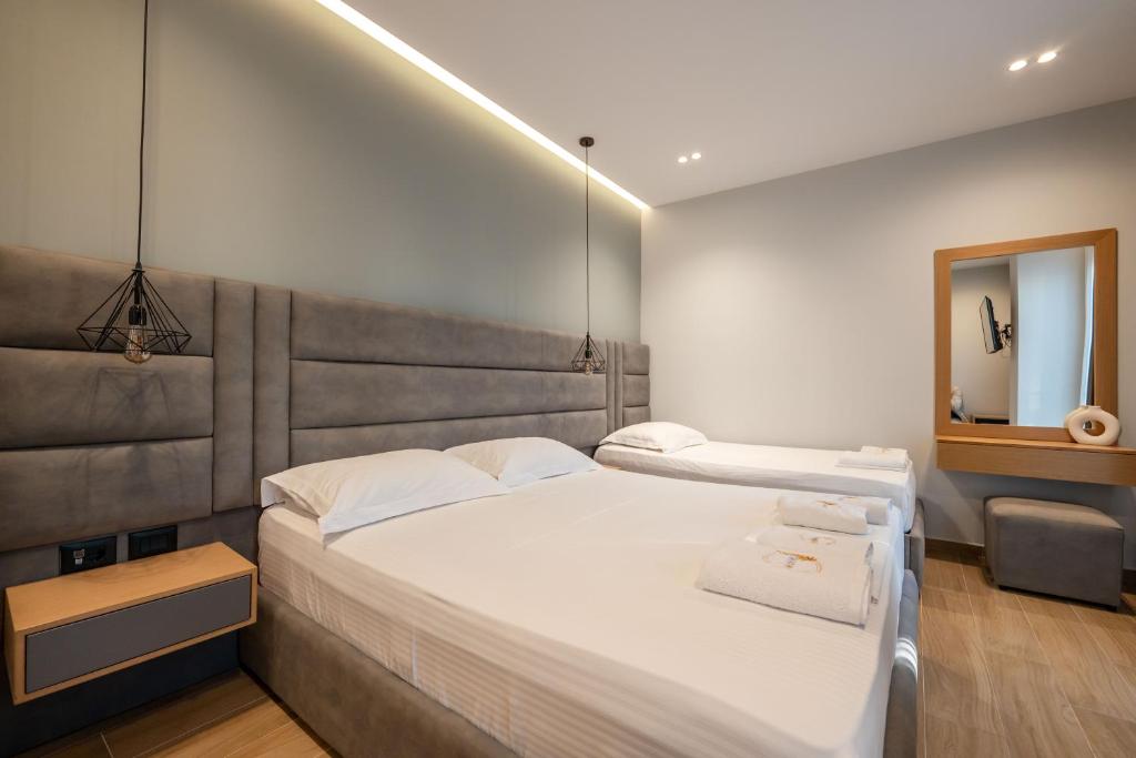 Uma cama ou camas num quarto em Absolute Hotel Ksamil