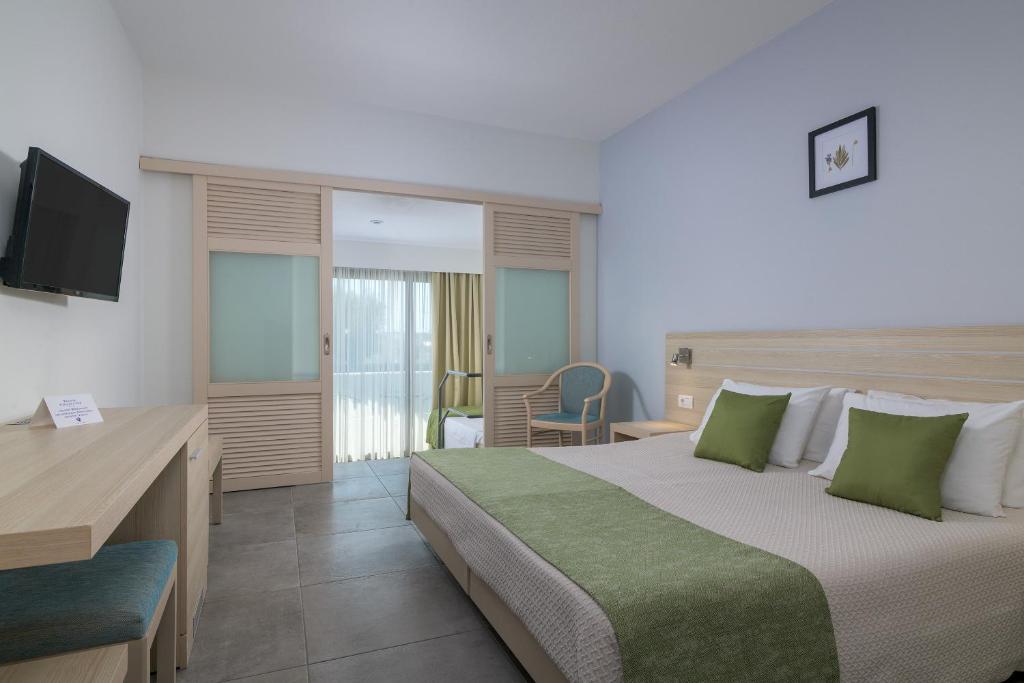 Postel nebo postele na pokoji v ubytování Hotel Niriides Beach