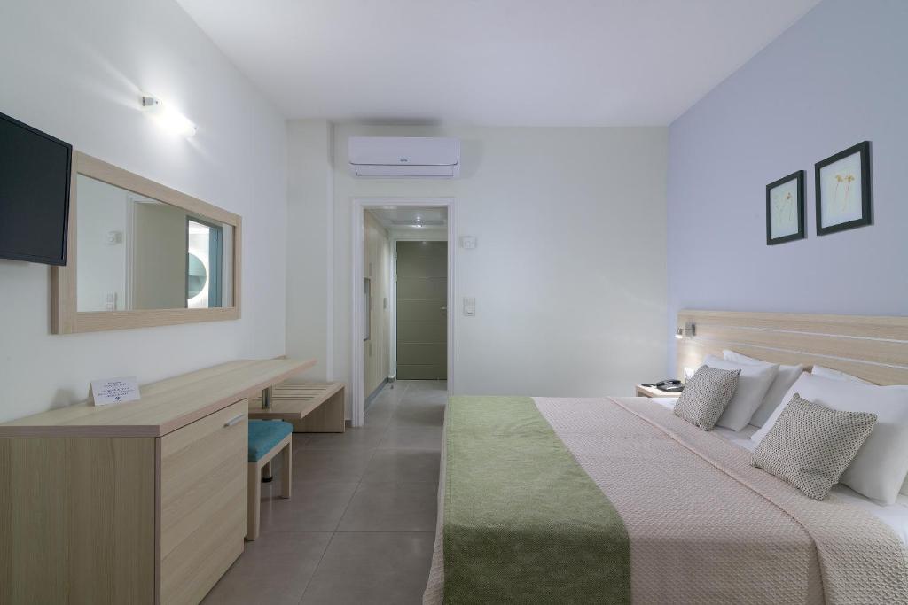 Postel nebo postele na pokoji v ubytování Hotel Niriides Beach