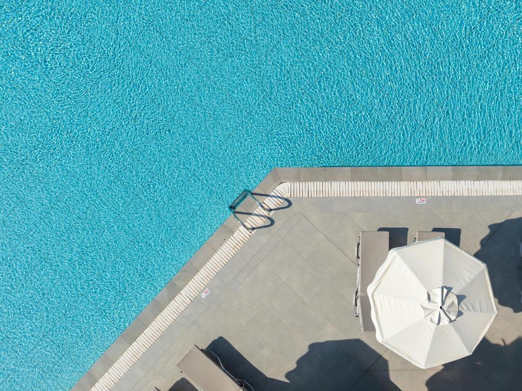 Bazén v ubytování Hotel Niriides Beach nebo v jeho okolí