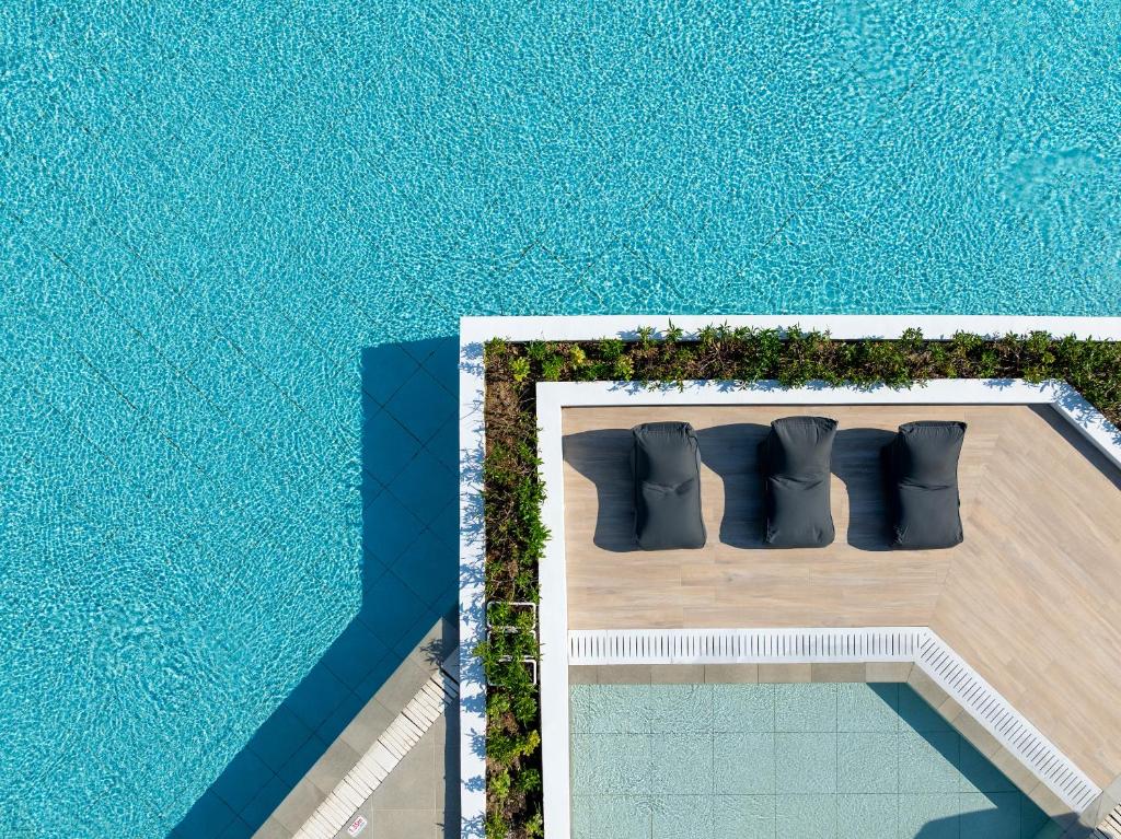 Bazén v ubytování Hotel Niriides Beach nebo v jeho okolí