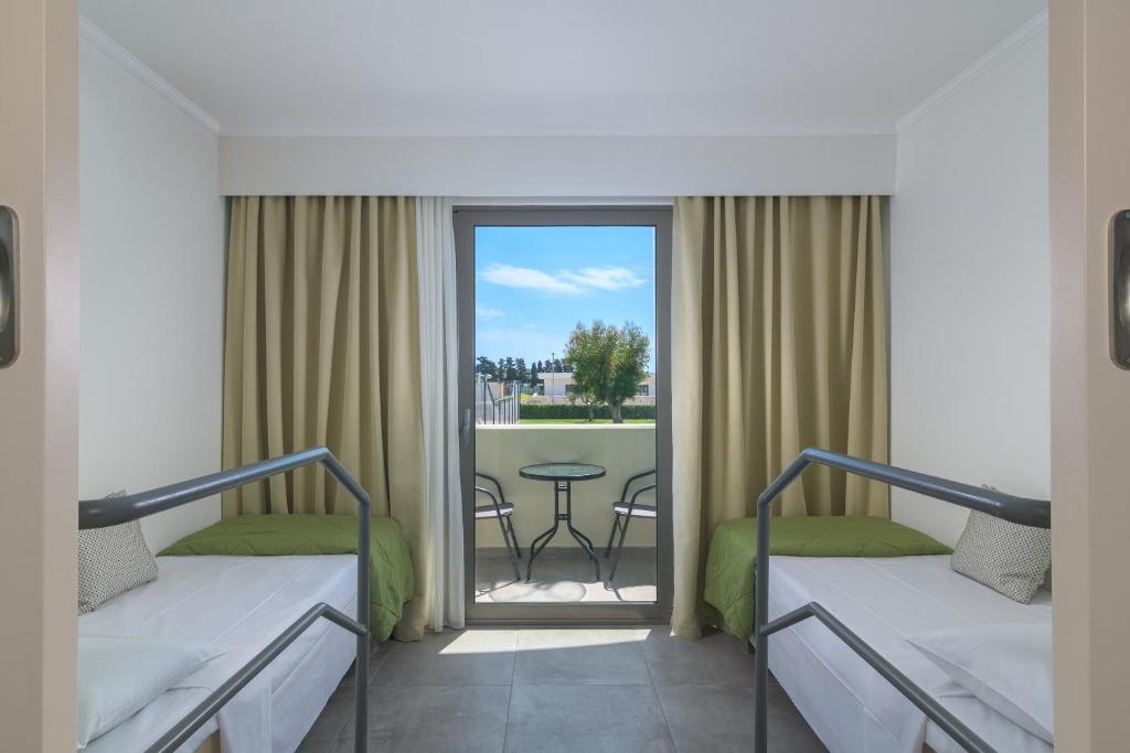 Postel nebo postele na pokoji v ubytování Hotel Niriides Beach