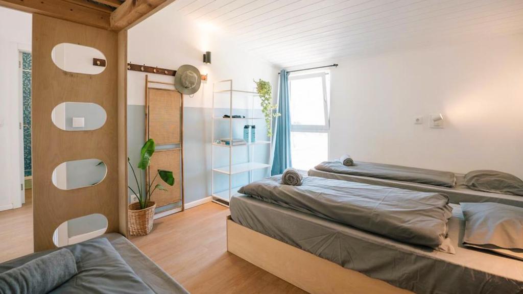 Ένα ή περισσότερα κρεβάτια σε δωμάτιο στο SURFbase Lisbon