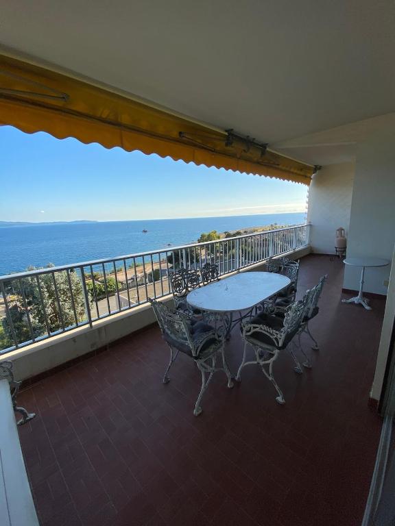 un balcon avec une table et des chaises et l'océan dans l'établissement Maria - 3BR Terrace Panoramic sea view - by TGB, à Ajaccio