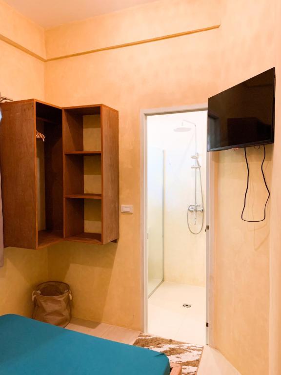 TV a/nebo společenská místnost v ubytování Kalija Homestay