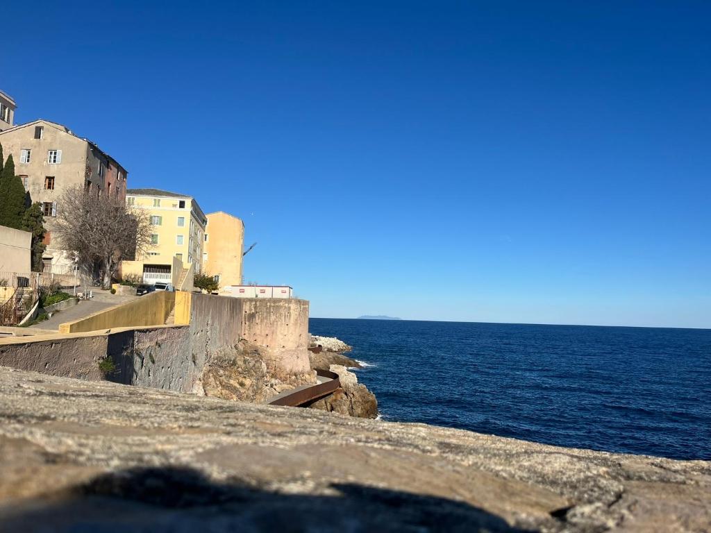 - une vue sur l'océan depuis une falaise dans l'établissement Ancien séminaire de la citadelle de Bastia, à Bastia