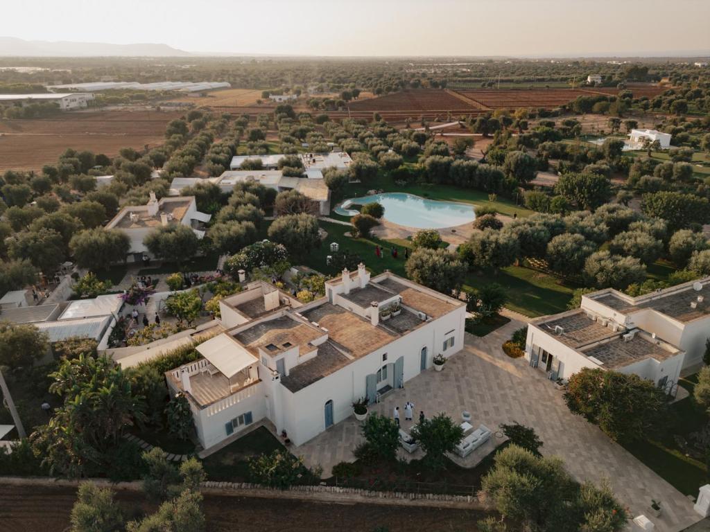 z góry widok na dom z basenem w obiekcie Masseria Don Luigi-Luxury Farmhouse w mieście Savelletri di Fasano
