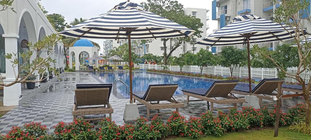 Kolam renang di atau dekat dengan Santorini House 12A- Tranquil Negombo Escape Your Perfect Coastal Getaway!