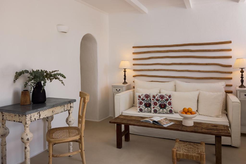 Posezení v ubytování Iconic Santorini, a Boutique Cave Hotel by Sandglass