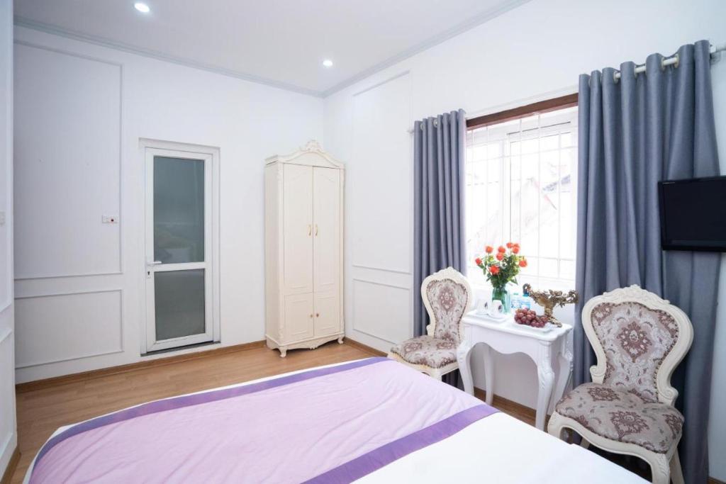 Postel nebo postele na pokoji v ubytování Hanoi 0riental Hotel