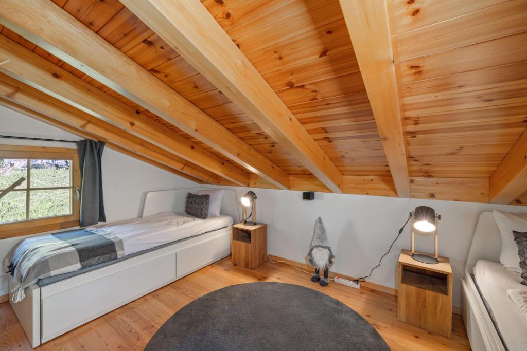 Chalet Belle Vue – Alpine Charm with a View to Remember客房内的一张或多张床位