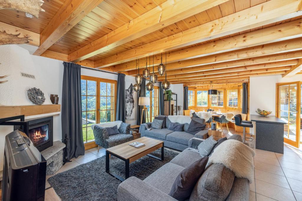 Chalet Belle Vue – Alpine Charm with a View to Remember的休息区