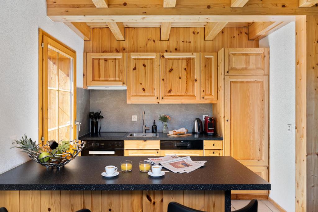 Chalet Belle Vue – Alpine Charm with a View to Remember的厨房或小厨房
