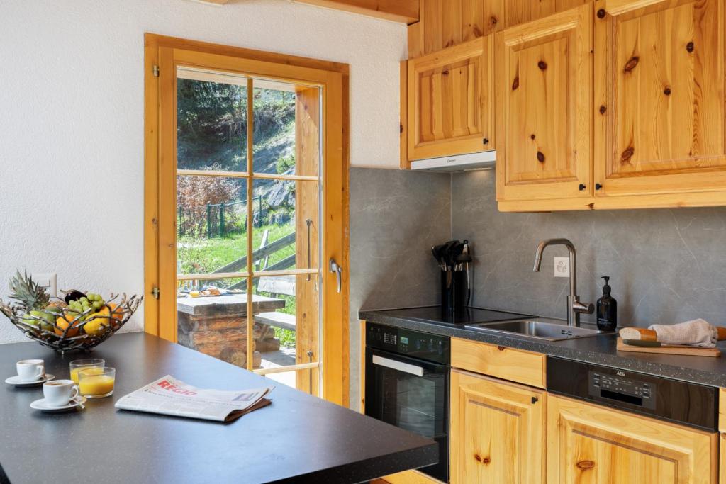 Chalet Belle Vue – Alpine Charm with a View to Remember的厨房或小厨房