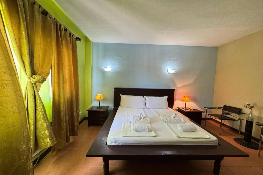Postel nebo postele na pokoji v ubytování OveMar Resort Hotel near Vigan
