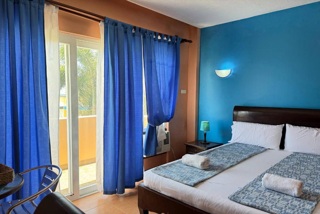 Postel nebo postele na pokoji v ubytování OveMar Resort Hotel near Vigan