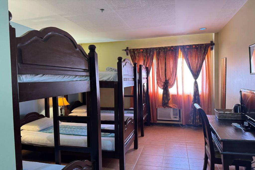 Postel nebo postele na pokoji v ubytování OveMar Resort Hotel near Vigan