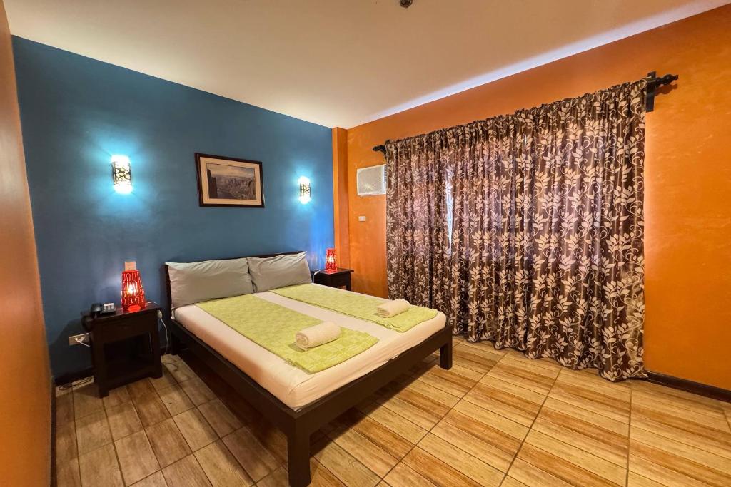 Postel nebo postele na pokoji v ubytování OveMar Resort Hotel near Vigan