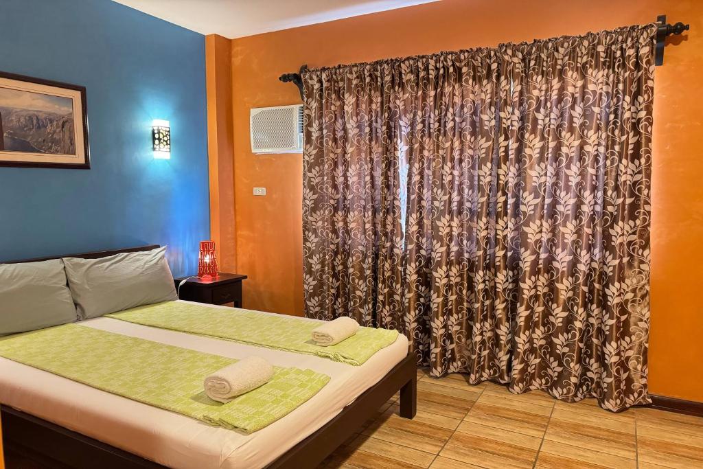 Postel nebo postele na pokoji v ubytování OveMar Resort Hotel near Vigan