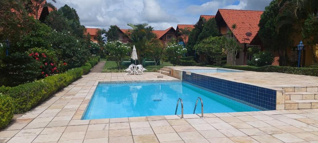 ein Swimmingpool vor einem Haus in der Unterkunft Condomínio Village do Araripe - Casa Brisa da Serra in Gravatá