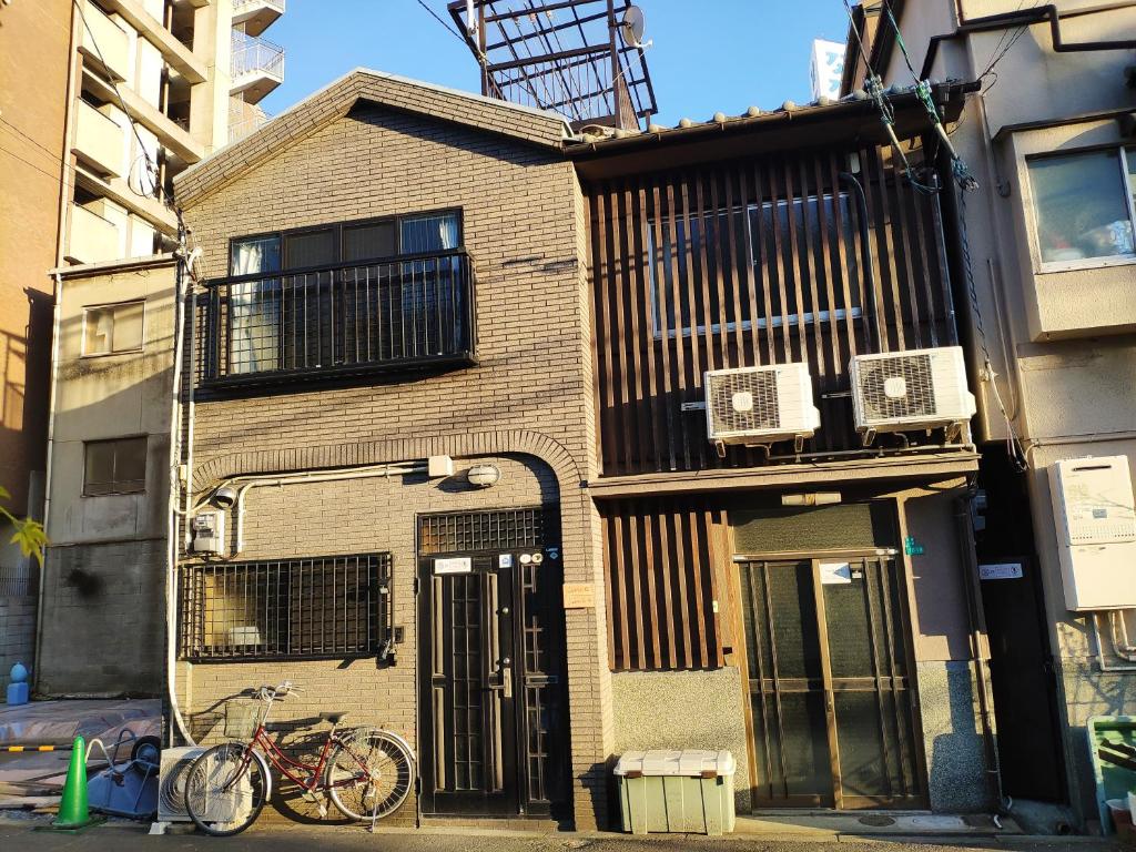 2 min from NANBA 16 min from USJ by train