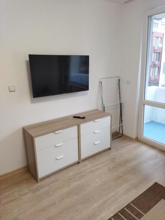 Μια τηλεόραση ή/και κέντρο ψυχαγωγίας στο Emona 5 floor 3