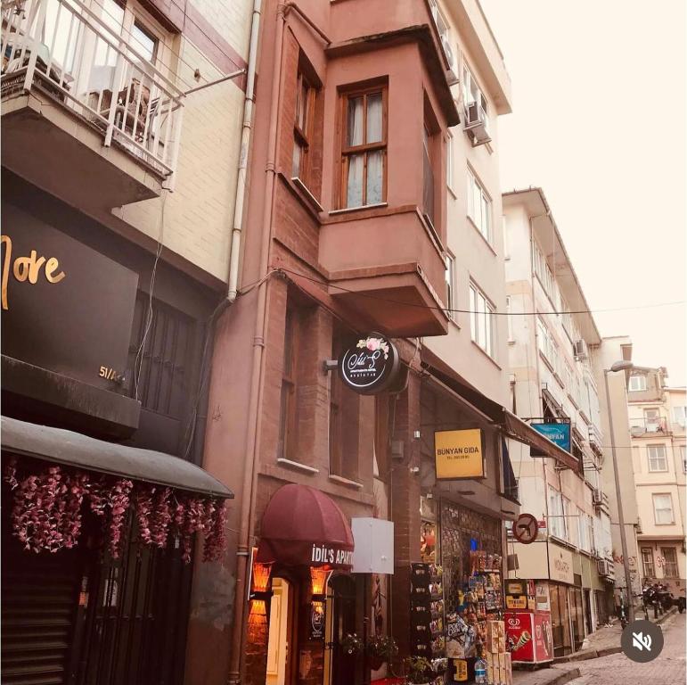 un bâtiment au bord d'une rue dans l'établissement iDİL OTEL, à Istanbul