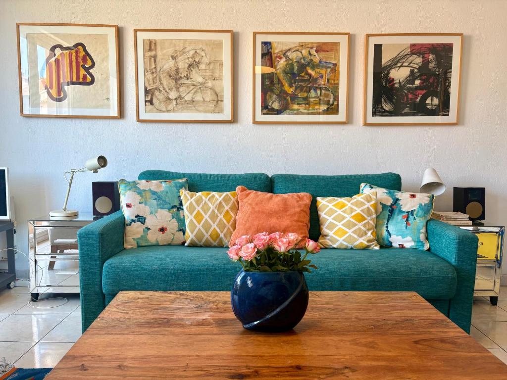 un salon avec un canapé bleu et une table dans l'établissement Cosy T2 avec balcon au Mourillon, à 1OOm de la plage, à Toulon