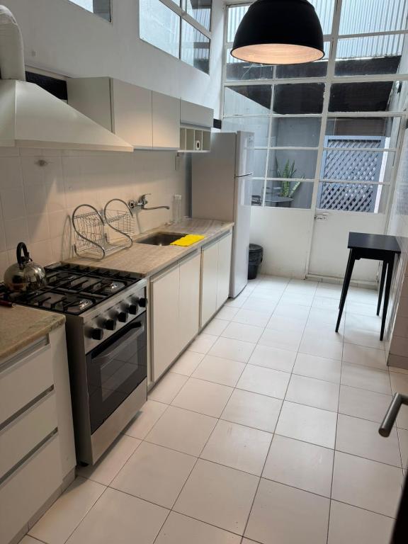 Η κουζίνα ή μικρή κουζίνα στο Departamento La Casona